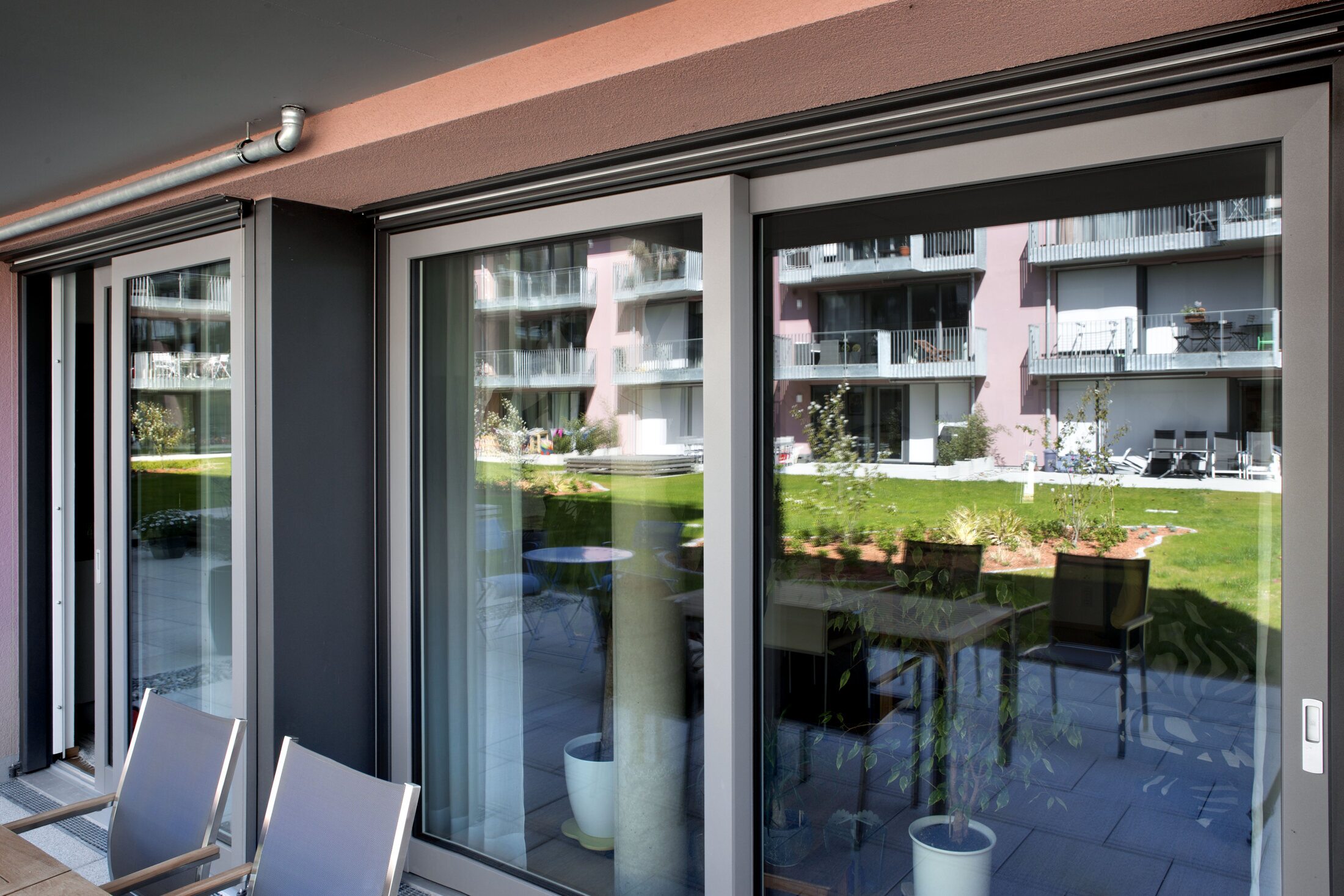Fensterdetail mit moderner außenliegender Beschattung