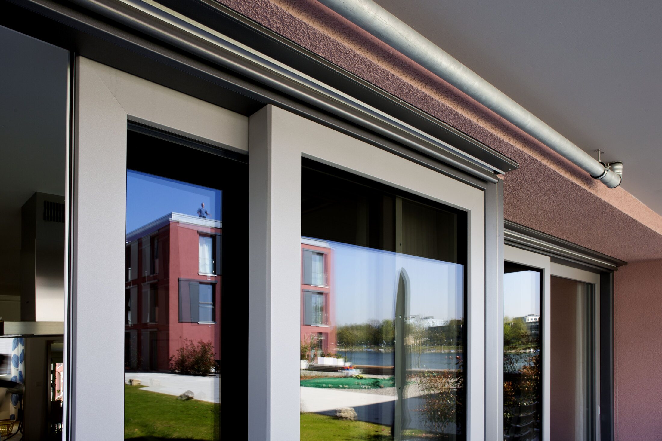 Sonnenschutz an einer großen Fensterfläche