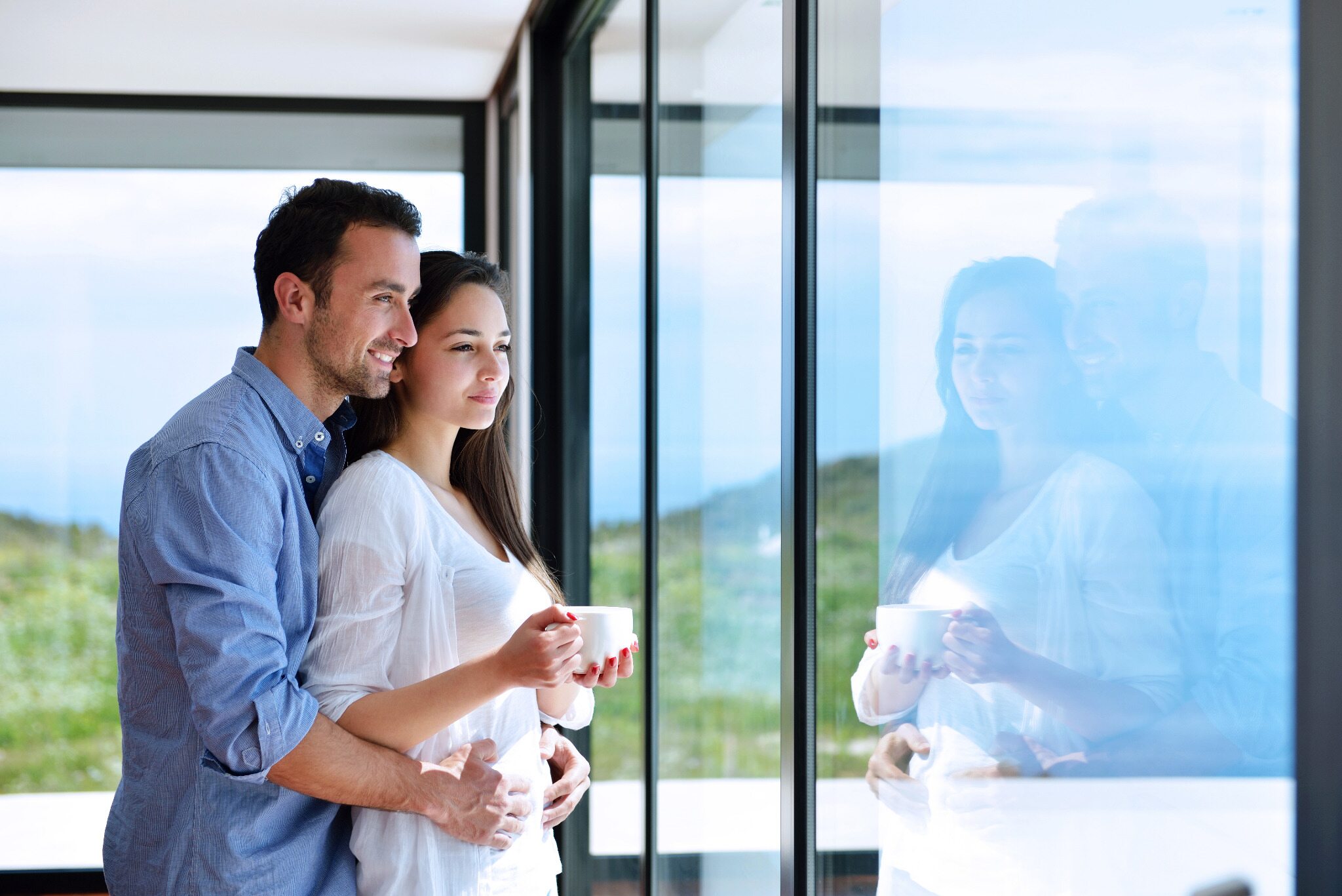 Paar vor einer großzügigen modernen Fensterfront