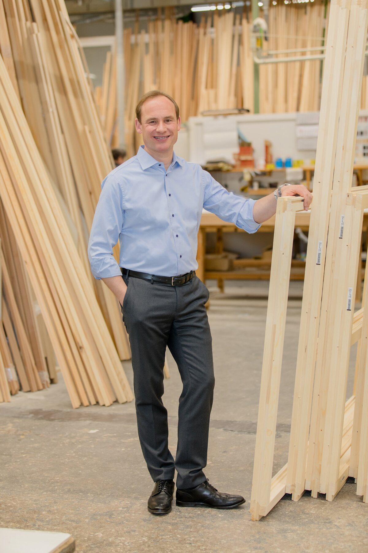 Florian Kneer in der Fensterfertigung