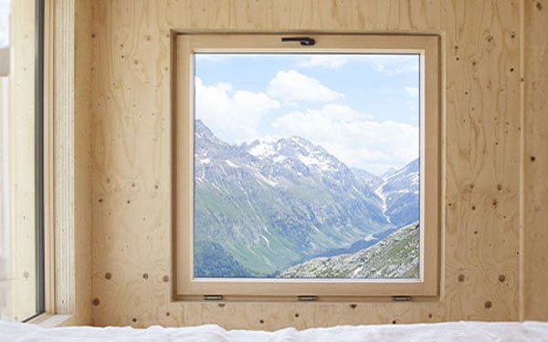 Wohngesunder Innenraum mit Holzfenstern
