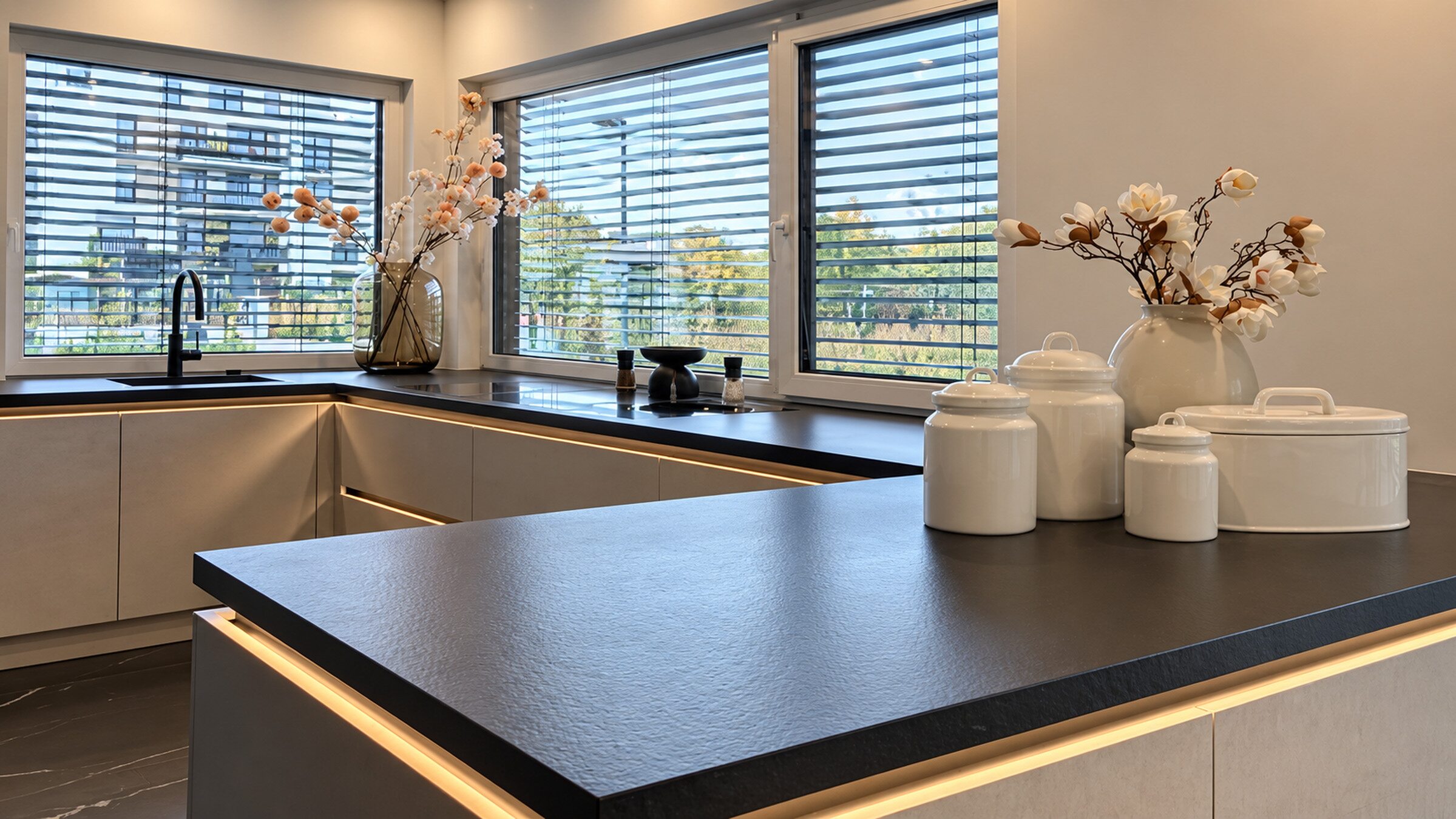 Moderne Küche mit drei Kneer-Südfenster Fenstern und Raffstores in Neu-Isenburg